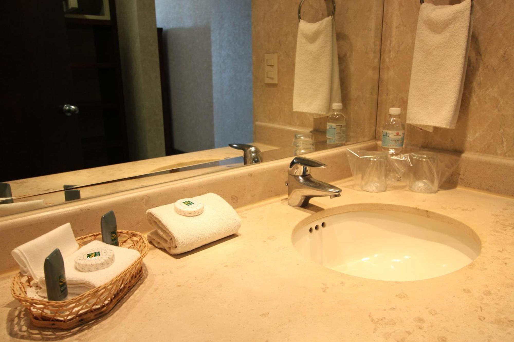 Quality Inn Monterrey La Fe Guadalupe  Habitación foto